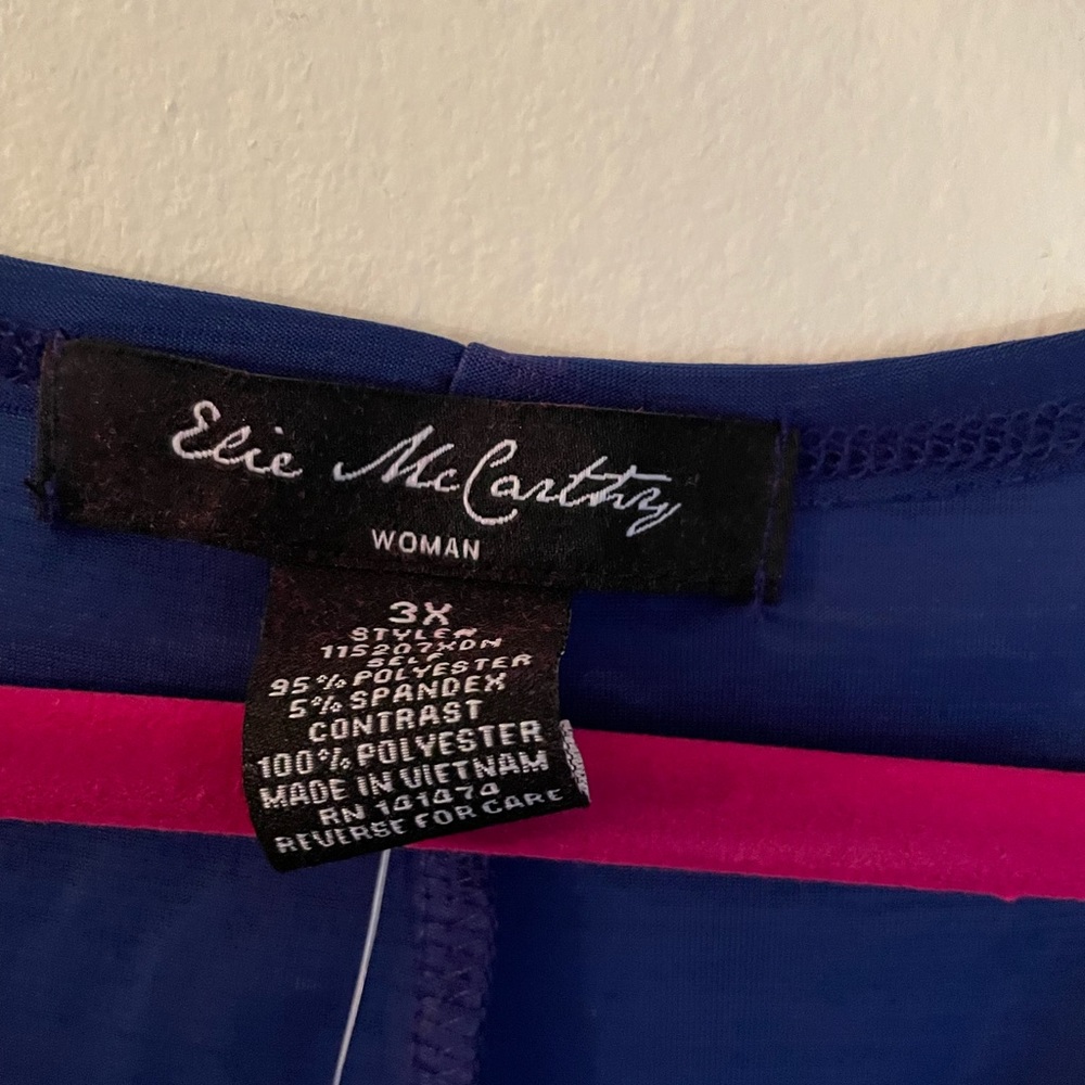 New with tags size 3x top. Never worn . With tags. Polyester 95% 5% spandex.